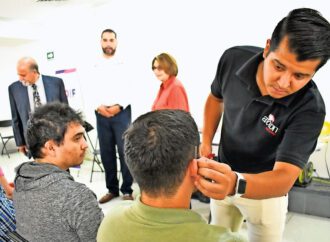 Reparte DIF Estatal 350 aparatos auditivos