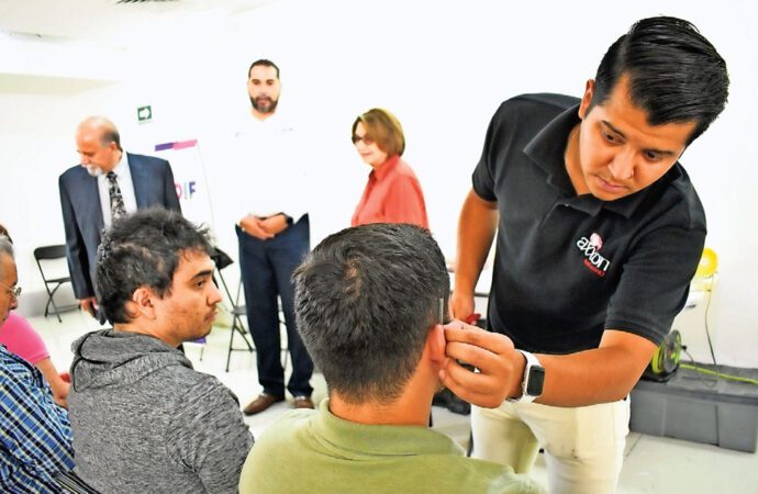 Reparte DIF Estatal 350 aparatos auditivos