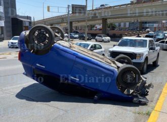 Por distraerse manejando pierde el control y vuelca