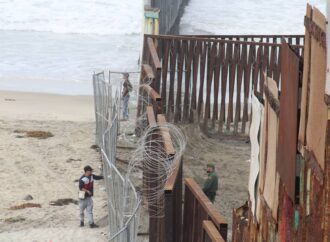 Migrantes aprovechan sustitución del muro para cruzar por la playa