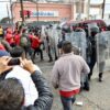 Presentan ante un juez a 15 detenidos por altercado entre taxistas y policías