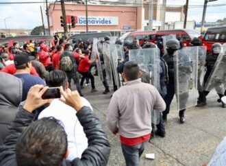 Presentan ante un juez a 15 detenidos por altercado entre taxistas y policías