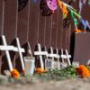 Colocan altar de muertos para recordar a migrantes fallecidos en su intento de llegar a EU