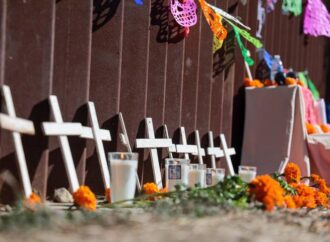 Colocan altar de muertos para recordar a migrantes fallecidos en su intento de llegar a EU