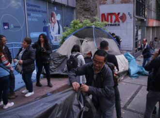 Huelguistas de Notimex levantan banderas rojinegras y el campamento tras 46 meses de conflicto