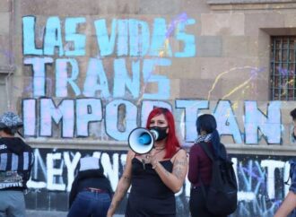 Colectivos protestan en Palacio Nacional para exigir que AMLO frene asesinatos de mujeres trans