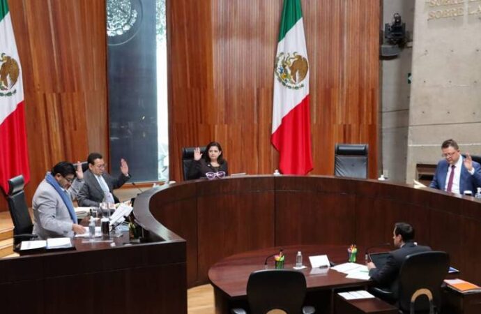 Filas de tráilers superan carretera aeropuerto de Tijuana