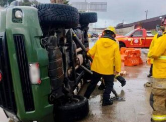 Vuelca vehículo en la avenida Internacional