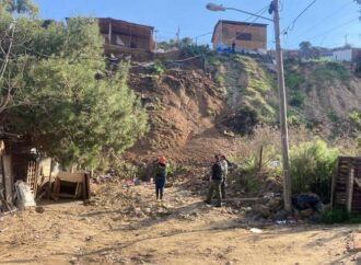 Evacúan a familias en la colonia Nuevo Milenio, tras posible deslizamiento