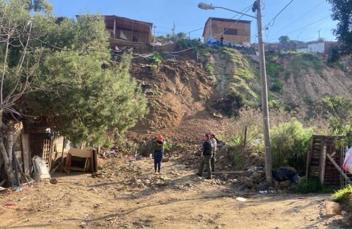 Evacúan a familias en la colonia Nuevo Milenio, tras posible deslizamiento