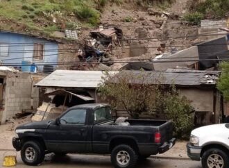 Derrumbe de cerro afecta a dos viviendas en Tijuana