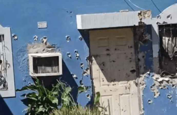 Derrumbe de cerro afecta a dos viviendas en Tijuana