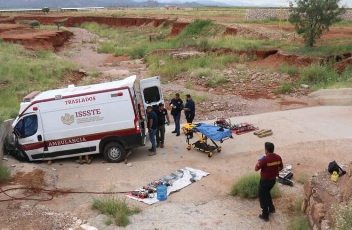 Accidente fatal de fin de semana; cae ambulancia a arroyo en carretera de Chihuahua