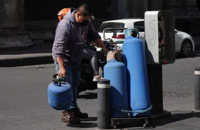 Derrumbe de cerro afecta a dos viviendas en Tijuana