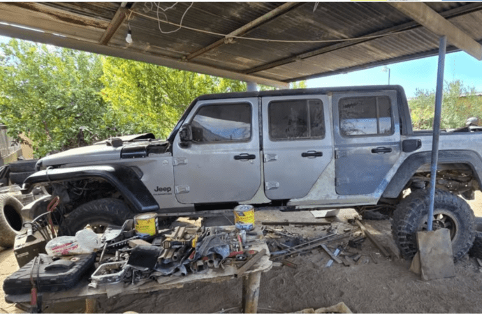 Aseguran taller de blindaje artesanal de autos, 8 fusiles y cámaras de videovigilancia para “halconeo”